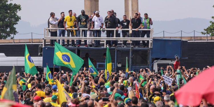 Vía a la reelección Bolsonaro convoca multitudes en Río de Janeiro