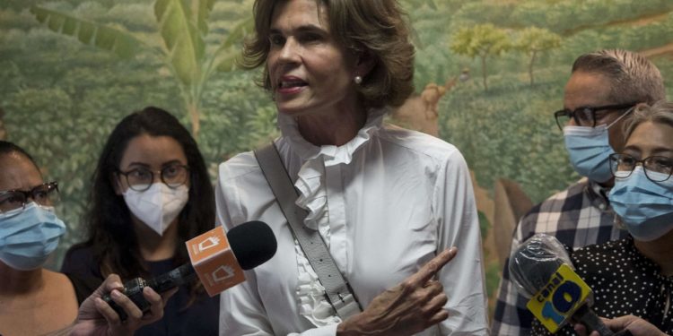 A Cristiana Chamorro Barrios, reconocida periodista nicaragüense, la asechan para hacerla pagar “el delito de oponerse a los Ortega”.  (EFE)