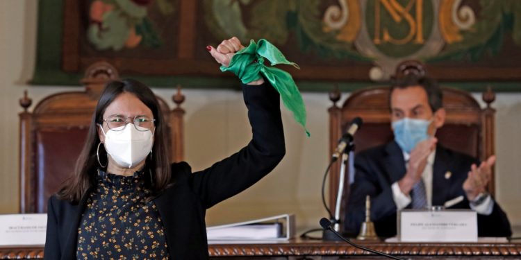 Asume alcaldesa comunista de Santiago con discurso progre y símbolos pro aborto