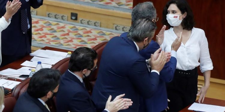 Isabel Díaz Ayuso es aplaudida por parlamentarios durante su investidura, donde arremetió contra el discurso LGBT. (EFE)