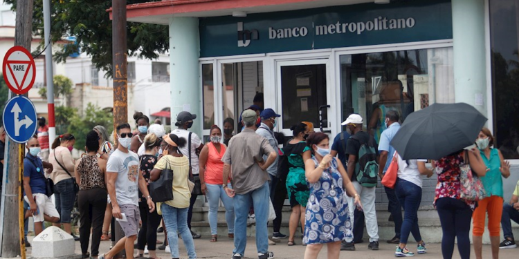 depósito de dólarLa premura por depositar dólares en los bancos ha llevado a los cubanos a ser víctimas de engaños o del dólar más caro. (EFE)es en Cuba