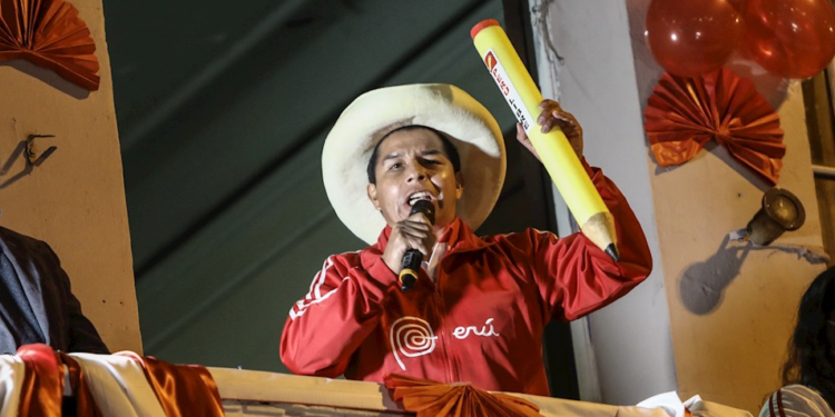 Castillo, a pesar de haber decretado el toque de queda, dijo respetar "la actitud y el derecho que tienen los peruanos y los ciudadanos en manifestarse". (Twitter)