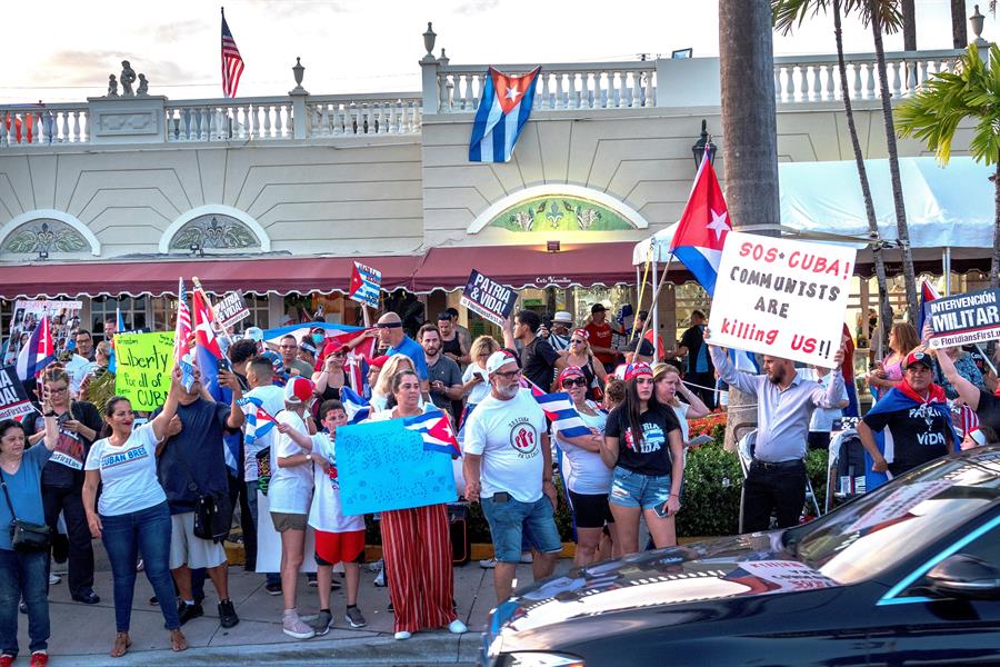 Mientras los cubanos protestan, la élite progre intercede por el régimen