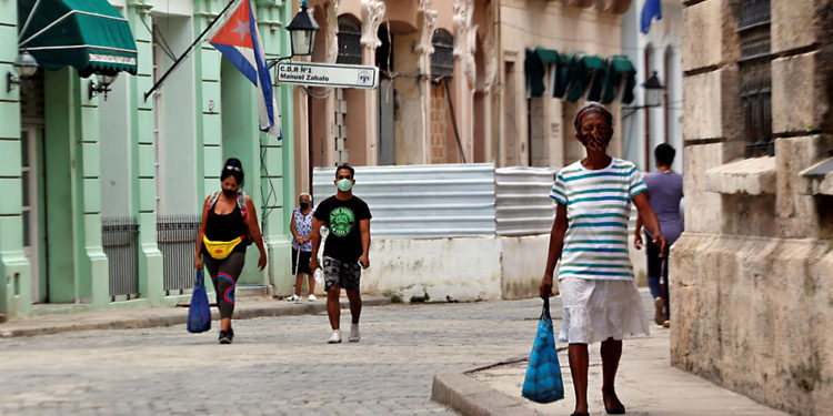 Castrismo usa el escaso acceso a tarjetas internacionales para segregar cubanos