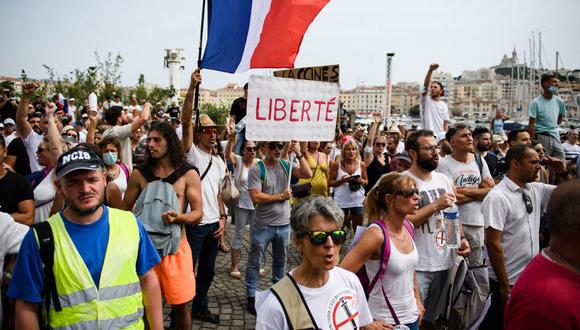 Francia: protestas contra las medidas anti-covid de Macron ganan peso 