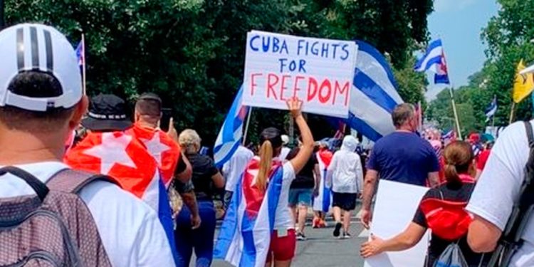 Los cubanos que marchan en las calles de esta nación norteamericana en su momento arriesgaron sus vidas para escapar del régimen comunista. Huyeron de aquel territorio donde el Estado tiene el monopolio de los recursos y por ende, además de la escasez.