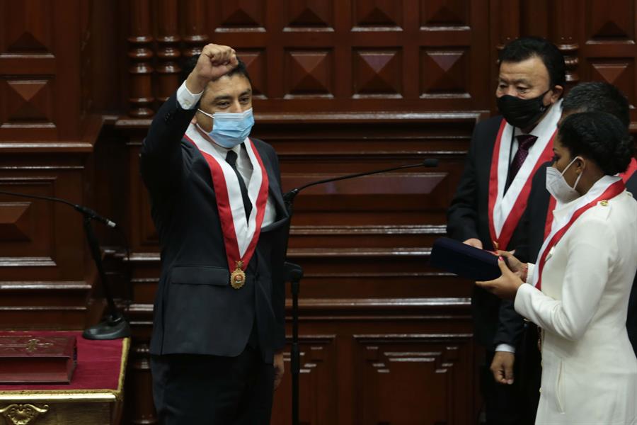 Nuevo Congreso peruano: entre puños alzados y diputados contra el comunismo