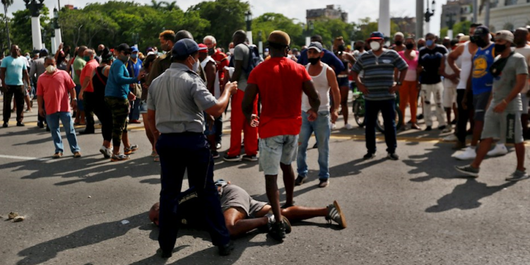 Pese a la continuación represión que sufre el pueblo cubano por parte del régimen comunista, la izquierda española se niega a condenarlo.