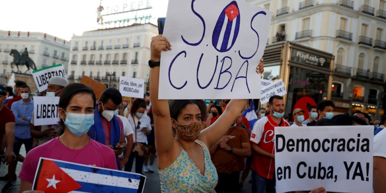 Como vemos, los ciudadanos cubanos son rehenes del gobierno castrista, la pobreza es consecuencia directa del socialismo, y los Castro tienen secuestrada a toda la región.