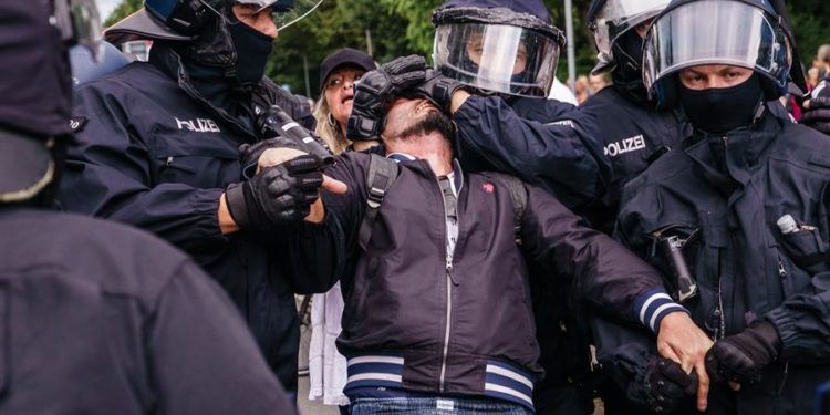 Detenciones en Berlín tras protesta masiva contra restricciones por COVID-19