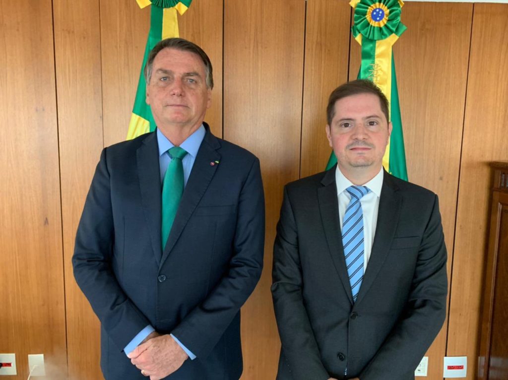 Bolsonaro pide al Senado destituir a juez izquierdista que lo persigue