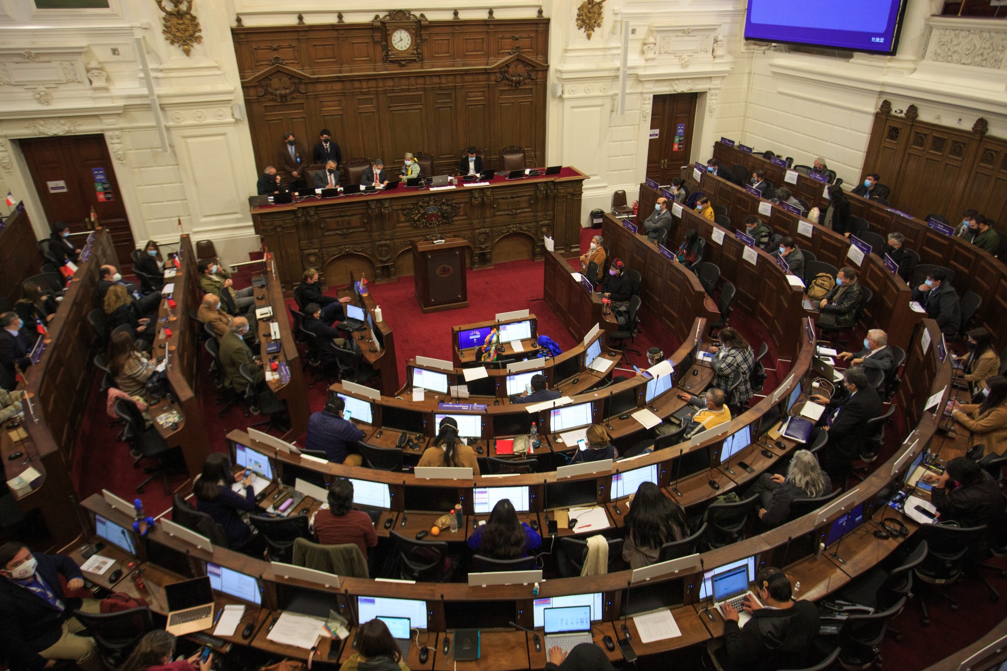 Más sueldo para los constituyentes: el único avance de la convención chilena