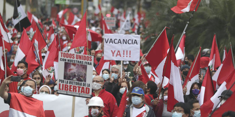 Gabinete y partido de Pedro Castillo se desmoronan entre protestas