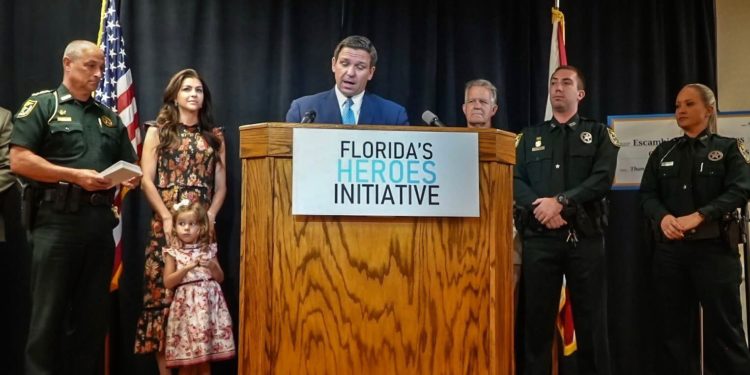 Florida beneficia con más recursos a la policía mientras la izquierda pide desfinanciarla