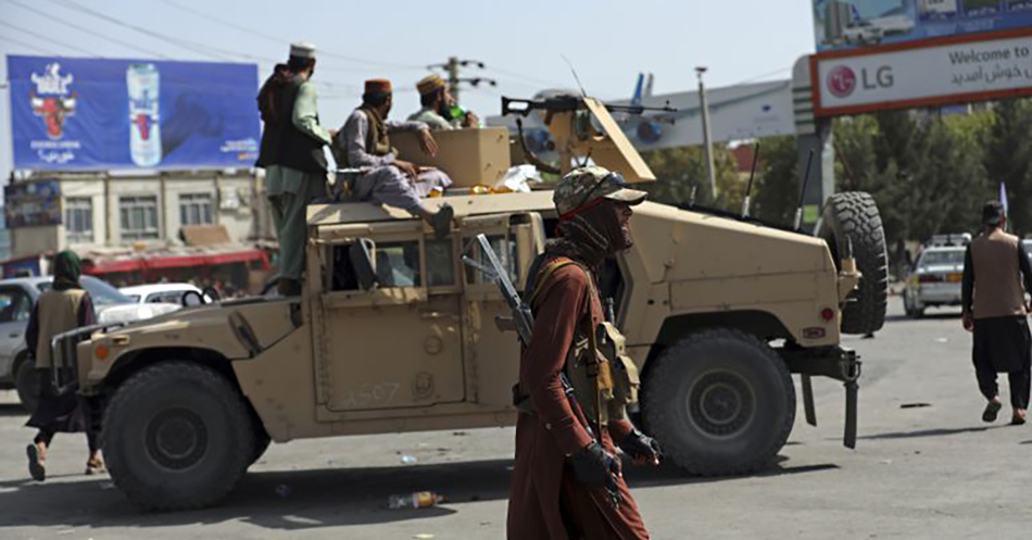 Líder talibán dado por muerto exhibe los “regalos” militares que dejó Biden