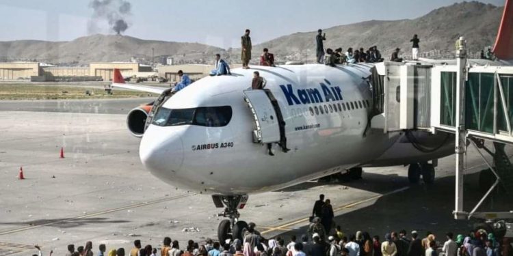 EEUU halla restos humanos en avión que despegó este lunes desde Kabul