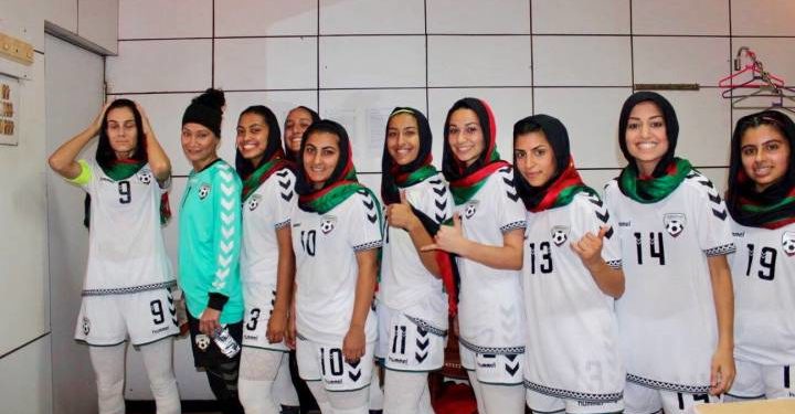 Futbolistas afganas logran huir de Kabul en vuelo humanitario
