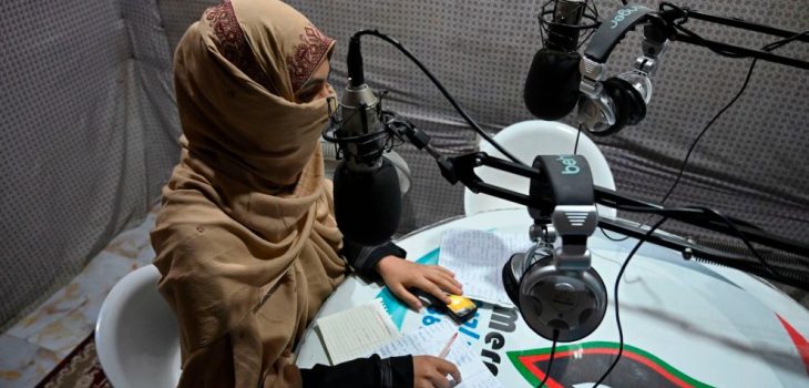 Periodista afgana huye de los talibanes cambiando su dirección diariamente