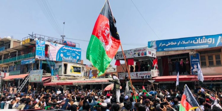 Talibanes reprimen manifestación a favor de la bandera afgana