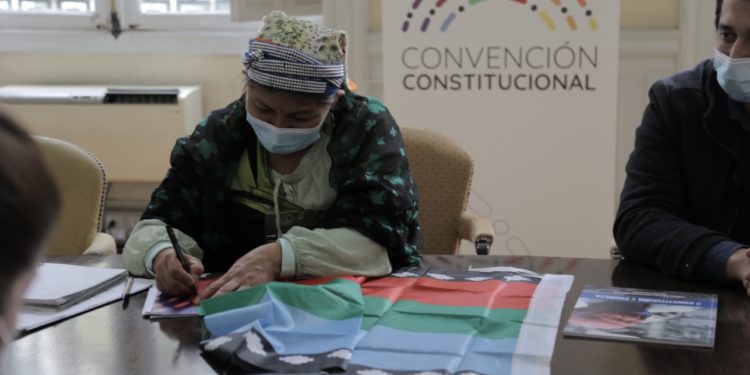 Líder mapuche de la Constituyente chilena a un paso del colapso por conflictos internos