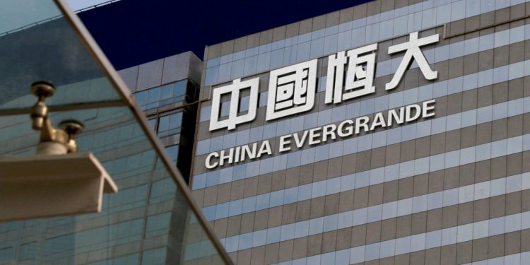 El gigante inmobiliario chino Evergrande se tambalea con exorbitante deuda