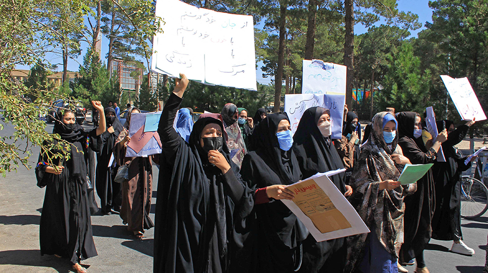 Mujeres afganas protagonizan inédita protesta contra los talibanes