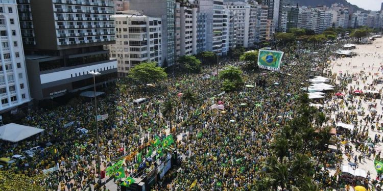 "Libertad", "Este es el verdadero Brasil, un país que apoya a su presidente", dicen los carteles de los bolsonaristas. (EFE)