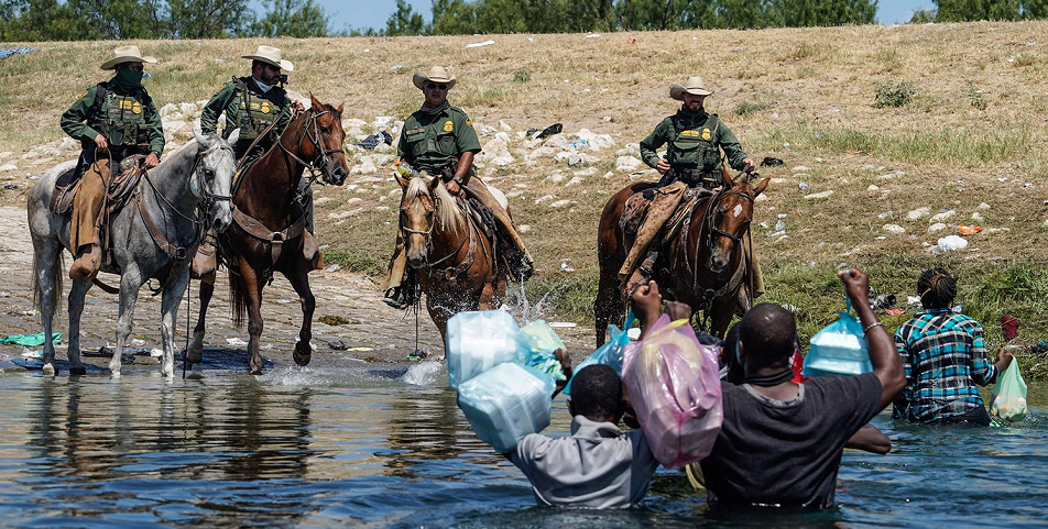 ¿Realmente la patrulla fronteriza golpeó con látigos a migrantes haitianos?