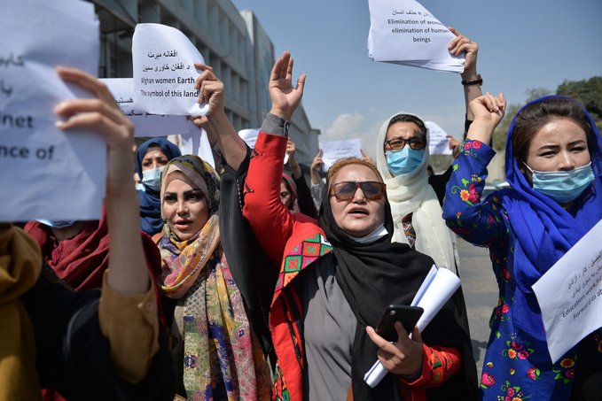 Muchas mujeres recuerdan aún el anterior régimen talibán entre 1996 y 2001, en el que fueron recluidas en el interior de los hogares y se les prohibía ir a trabajar o a la escuela, algo que algunas temen que pueda repetirse ahora.