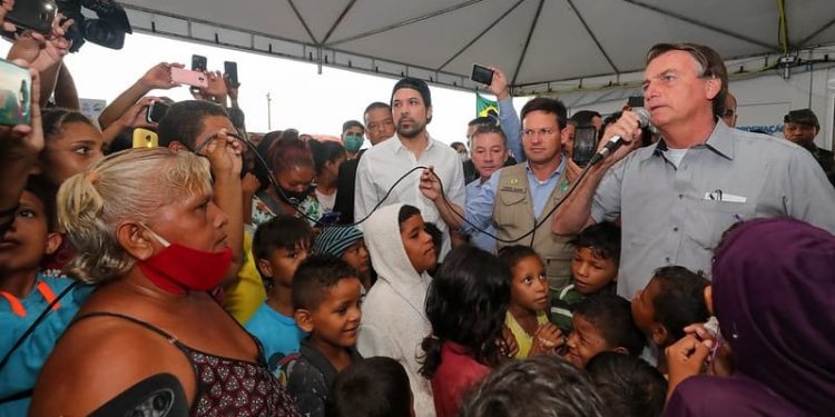 Bolsonaro promete a refugiados venezolanos luchar contra el socialismo desde Brasil