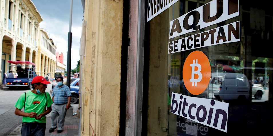 El bitcoin "no ayuda en nada" a mejorar la economía de El Salvador