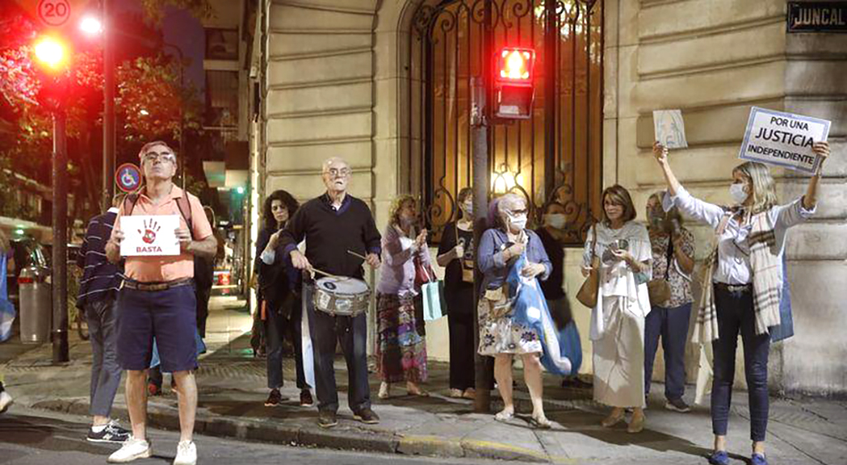 Cacerolazos frente a casa de Cristina Kirchner por sobreseimiento de causas