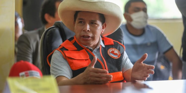Escándalo en Perú por contratos que Castillo negocia fuera del Palacio