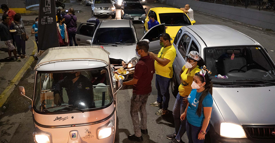 La hallaca, el sabor de la Navidad venezolana para quienes viven en la calle