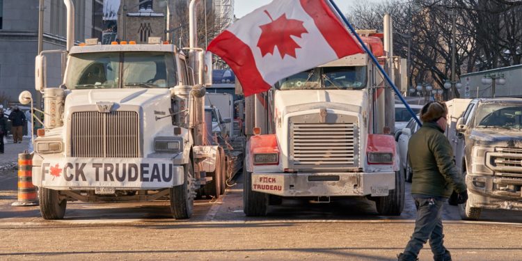 Justin Trudeau se esconde de camioneros que protestan contra restricciones