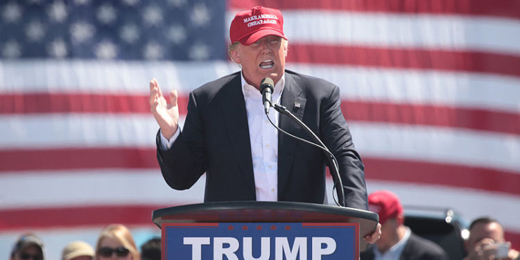 Trump se dirige a su público en Arizona, tal como lo hizo en campaña. Imagen del 2016. (WikiCommons)