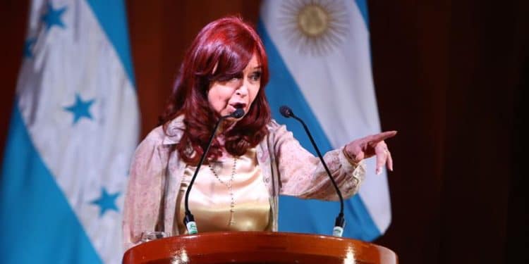 Silencio de radio: La vicepresidente argentina no dijo una palabra sobre el principio de acuerdo con el Fondo Monetario Internacional y crecen las sospechas sobre un nuevo desencuentro con Alberto Fernández. (Archivo PanAm Post)