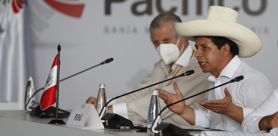 Renuncia otro ministro de Castillo mientras su popularidad se viene a pique