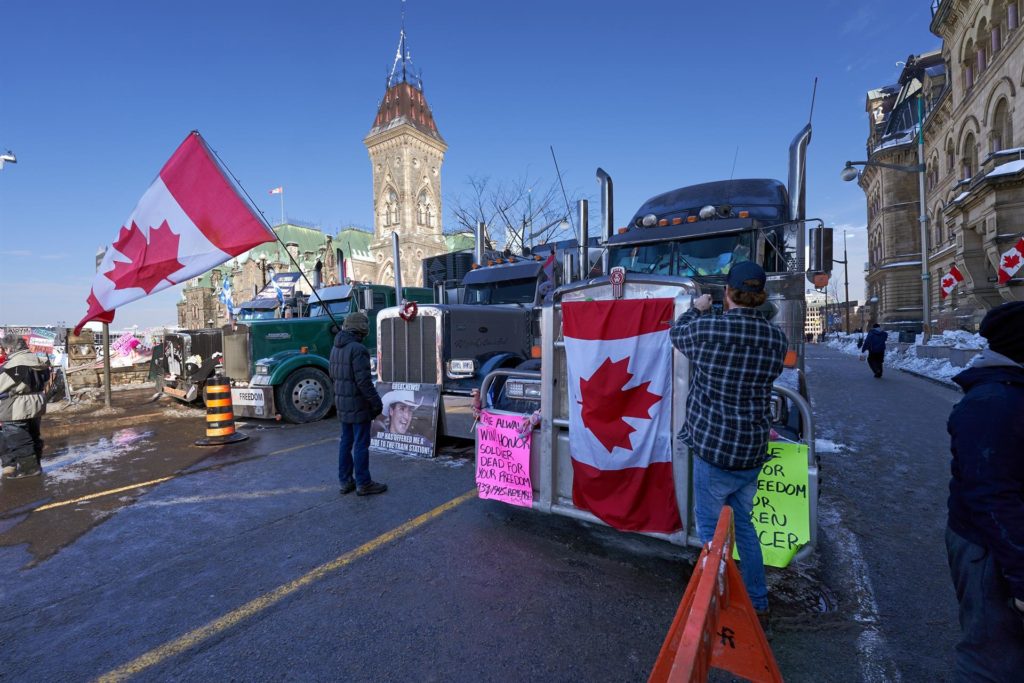 Camioneros de Canadá siguen sitiando la capital para exigir el fin de la tiranía sanitaria. (EFE)