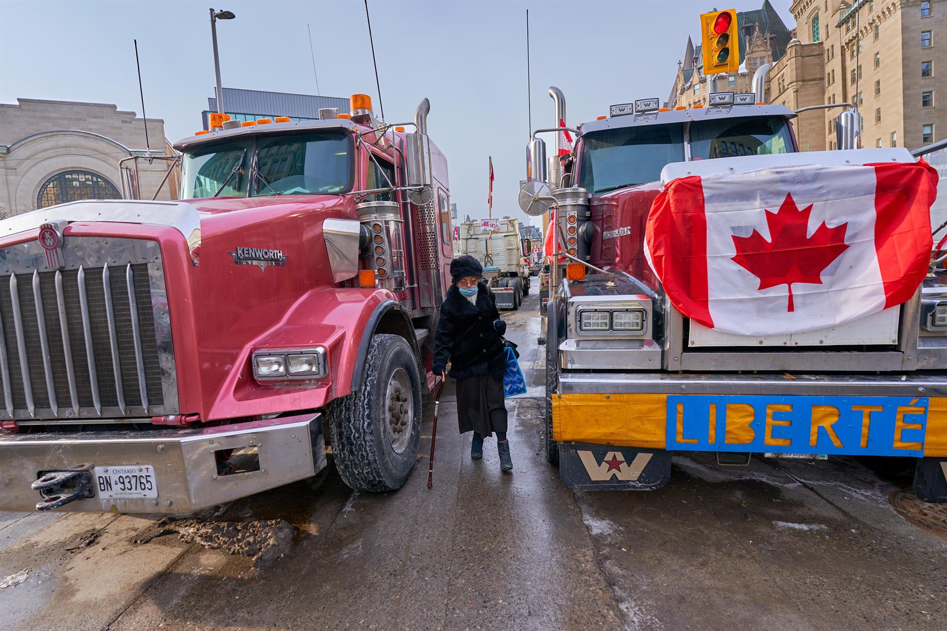 Provincias canadienses levantan restricciones ante presión de camioneros