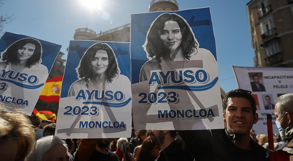 "Sánchez tiembla, Ayuso presidente", manifestantes pide renuncia de Casado