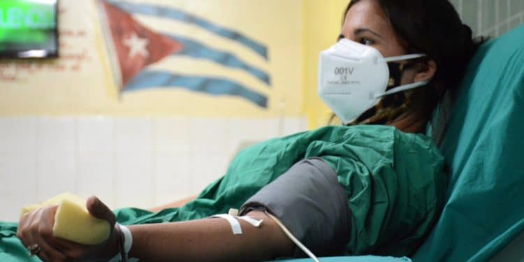 Un reporte del sistema informativo de la televisión cubana divulga que “obtener plasma de paciente con alta del COVID-19 es de las prioridades actuales”