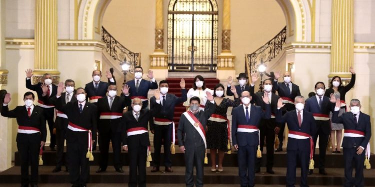 Pedro Castillo juramenta nuevo gabinete con fichas leales al comunista Cerrón