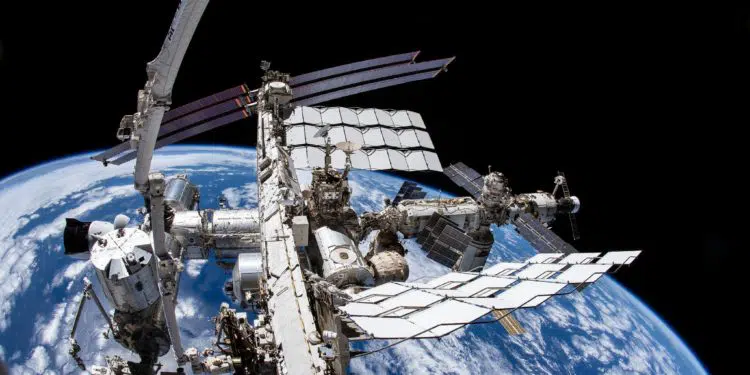 la ISS ya tiene los días contados y no tendría sentido precipitar su final. Después de 21 años de colaboración internacional la NASA piensa dar por finalizada vida de la estación a partir de 2030. (Twitter)