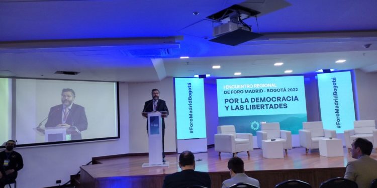 El exministro de Relaciones Exteriores de Brasil, Ernesto Araújo, asistió al Foro Madrid este viernes en compañía de otros referentes y defensores de la democracia (PanAm Post)