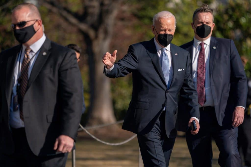 Biden visita a Ucrancia, donde ha enviado armamento, para abordar la inminente guerra con Rusia. (EFE)