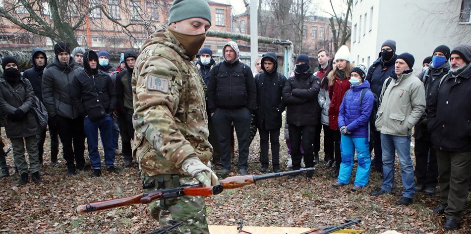 Ucrania le concede el derecho a portar armas a sus ciudadanos, horas antes de la invasión de Putin