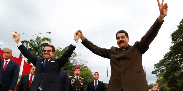 Lacava es un comodín. En sus hombros reposa la responsabilidad de abonar el camino para otra victoria fraudulenta de Maduro en un panorama, donde quizá se pueda convertir en la ficha que podría devolverle cierta legitimidad a un régimen cada vez más aislado. (Twitter)
