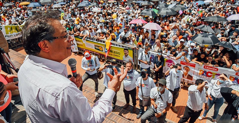 Comenzó a "democratizar": Petro le expropia propuesta educativa a Uribe