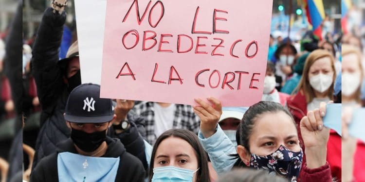 Colombianos se manifestaron en 26 ciudades contra el atropello de la Corte Constitucional, esta vez por despenalizar el aborto hasta el sexto mes de gestación. (EFE)